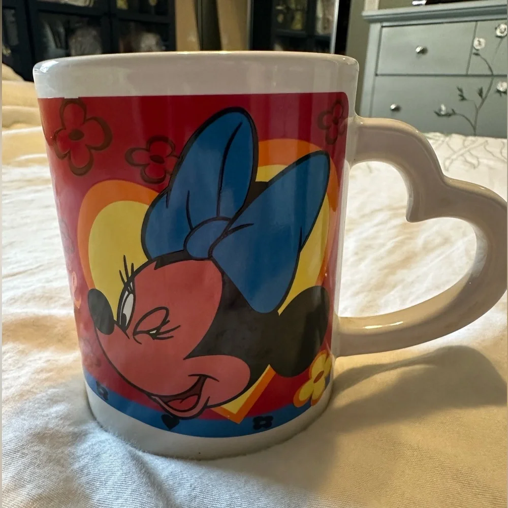 Vintage Disney Minnie Mouse Coffee Mug White Retro Heart‎ Shaped Handle 16oz